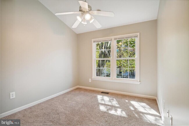 Building Photo - 1293 Quaker Hill Dr