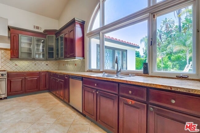 Building Photo - 114 S Layton Dr
