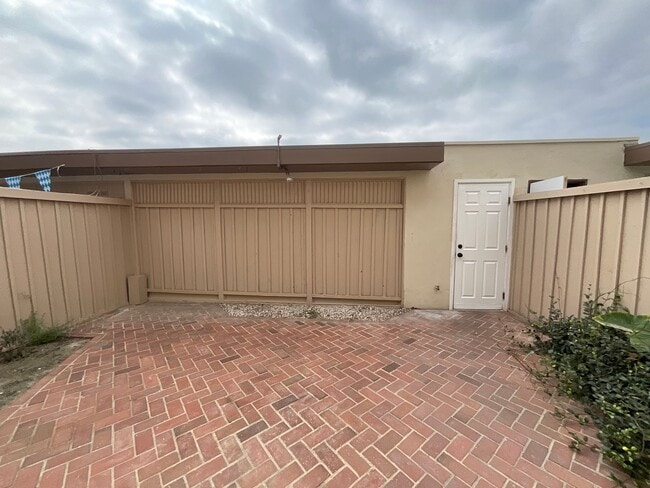 Building Photo - Villa Pacific: Remodeled 2 Bedroom 1.5 Bath Attached Townhouse,