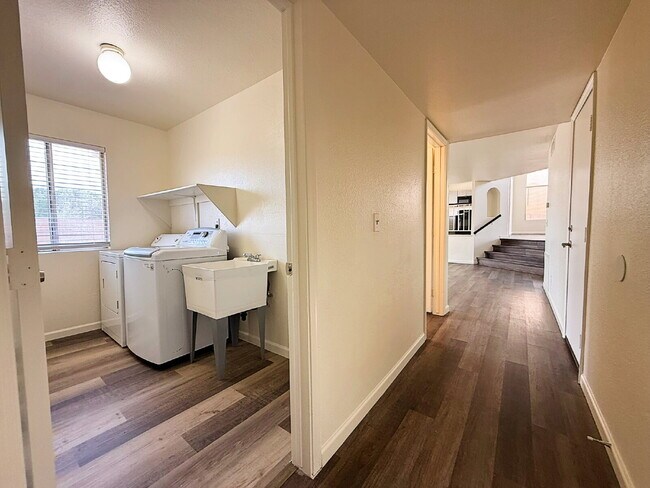 Building Photo - Spacious Garden Lakes Beauty – Vaulted Ceilings, 3-Car Garage & Stunning Upgrades!