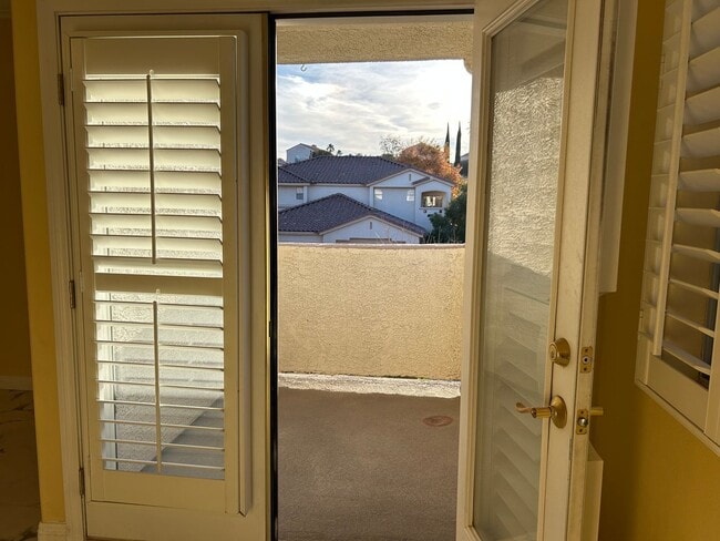 Building Photo - 2 story townhome in Seven Hills