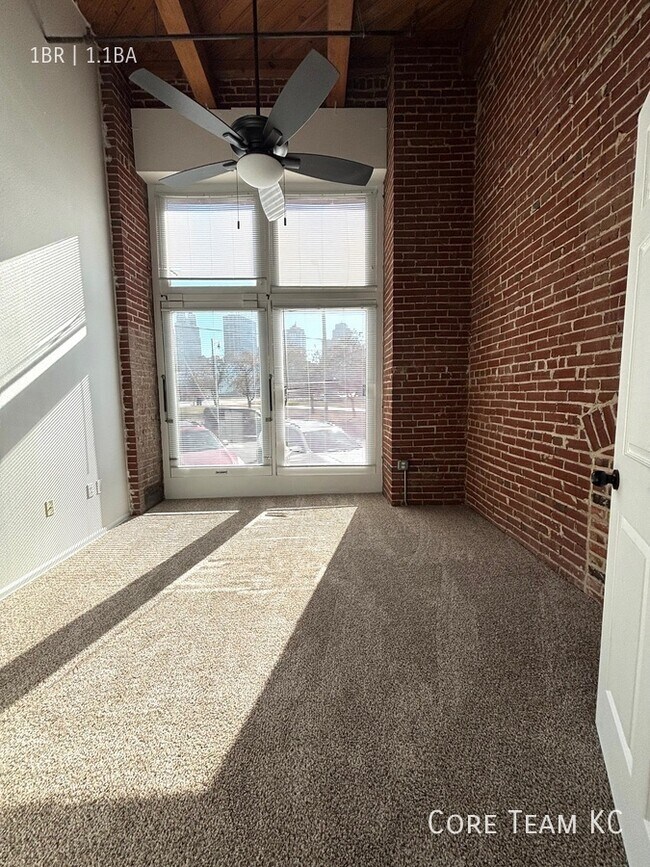 Building Photo - 202 W 5th St