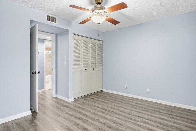 Building Photo - 2500 SE Anchorage Cove