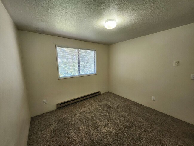 Building Photo - 2 Bed/1 Bath Apartment in NE Bend - Wichita Way