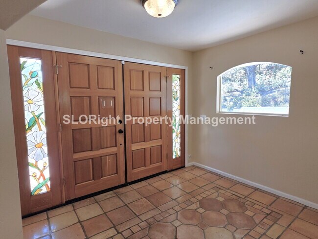 Building Photo - AVAILABLE NOW - 3 Bed/2.5 Bath Atascadero Home expansive property