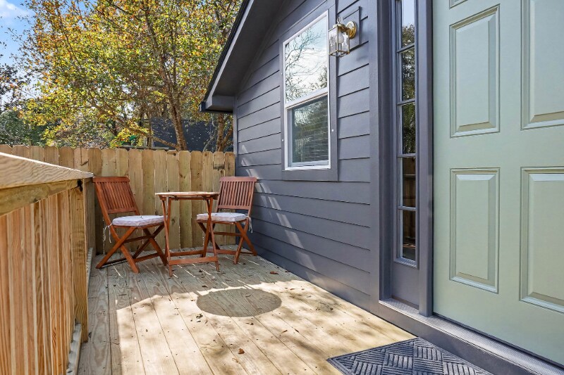 Building Photo - 625 Semaht St