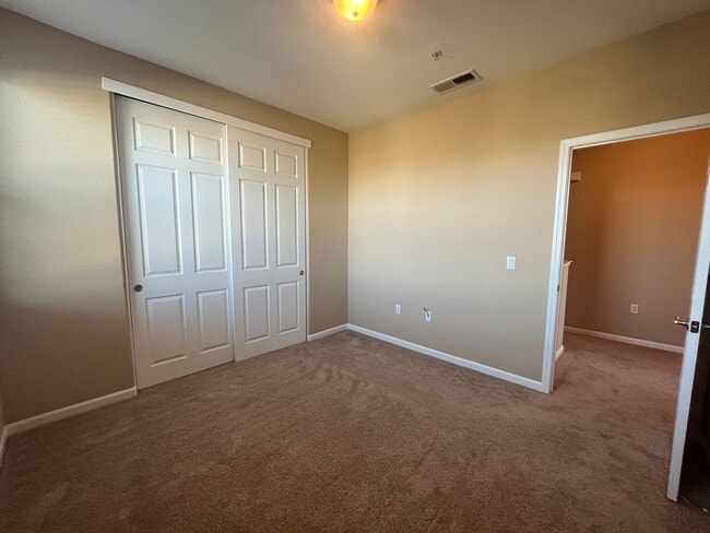 Building Photo - Spacious 3bed 2.5 bath available in Regency Park
