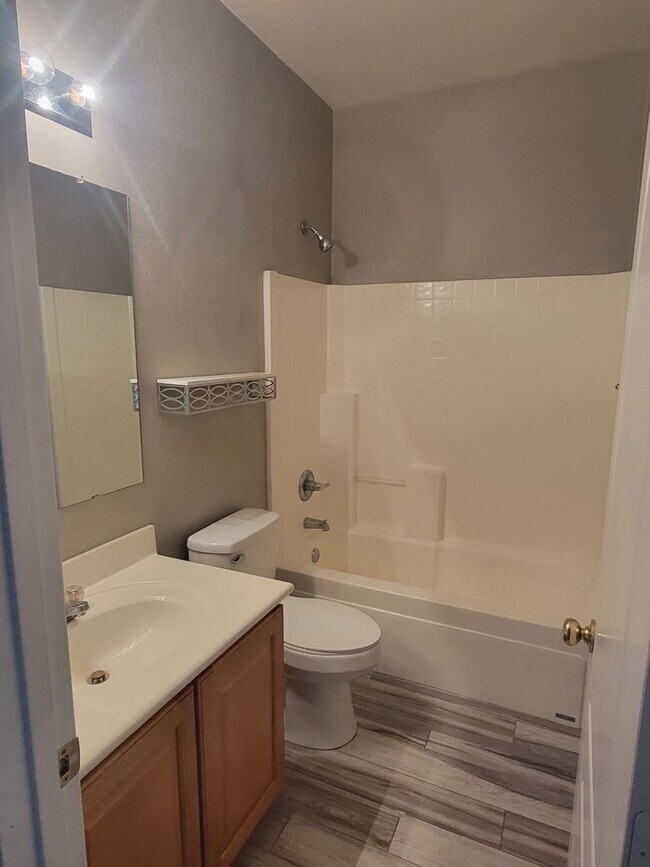 Building Photo - beautiful home 3b 2 bath home with den