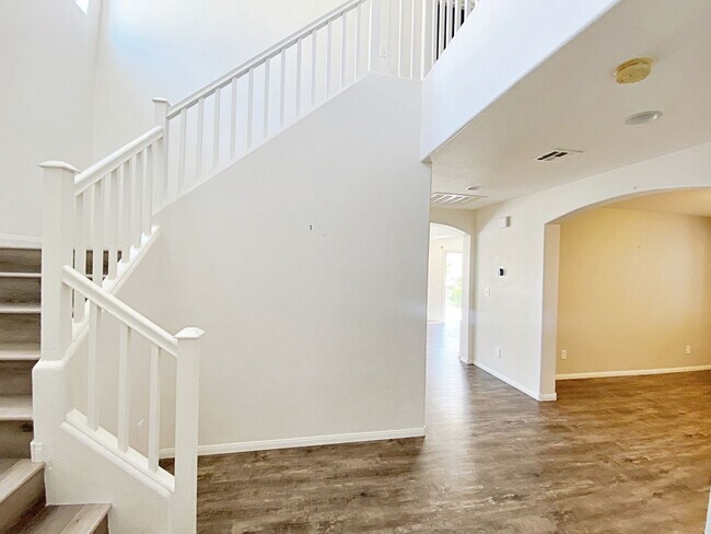 Building Photo - 4 BEDROOM + DEN 3 BATH HOME IN NORTHWEST