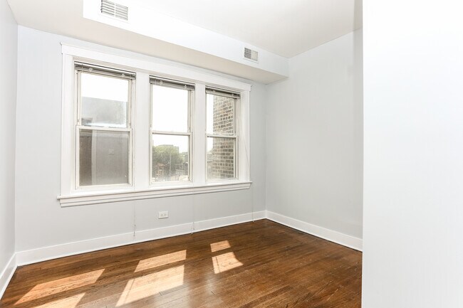 Building Photo - 2647 W Potomac Ave