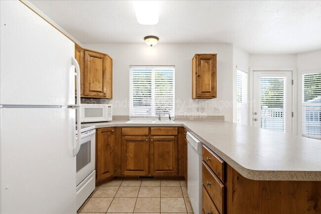 Building Photo - 672 E Clearwater Dr N