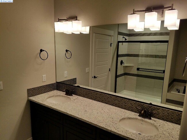 Building Photo - Newer Construction Townhouse in Horn Rapids