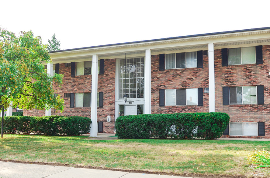 Primary Photo - Somerset Manor East Apartments