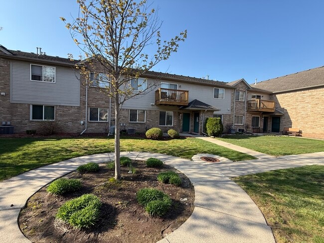 Building Photo - 2216 Frazho Rd