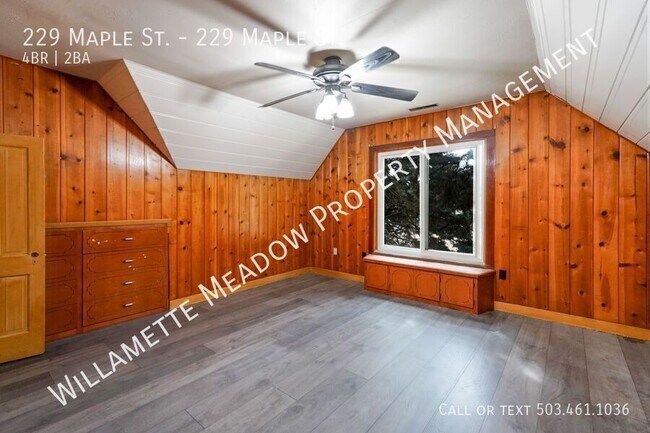 Building Photo - 229 NE Maple St