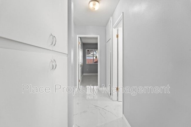 Building Photo - 145 Glenhaven Way