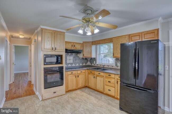 Building Photo - 206 N Main St