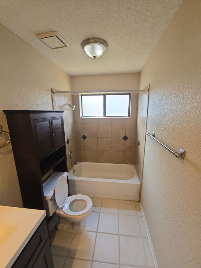 Building Photo - Bright & Spacious 3-Bedroom Home in Flower...