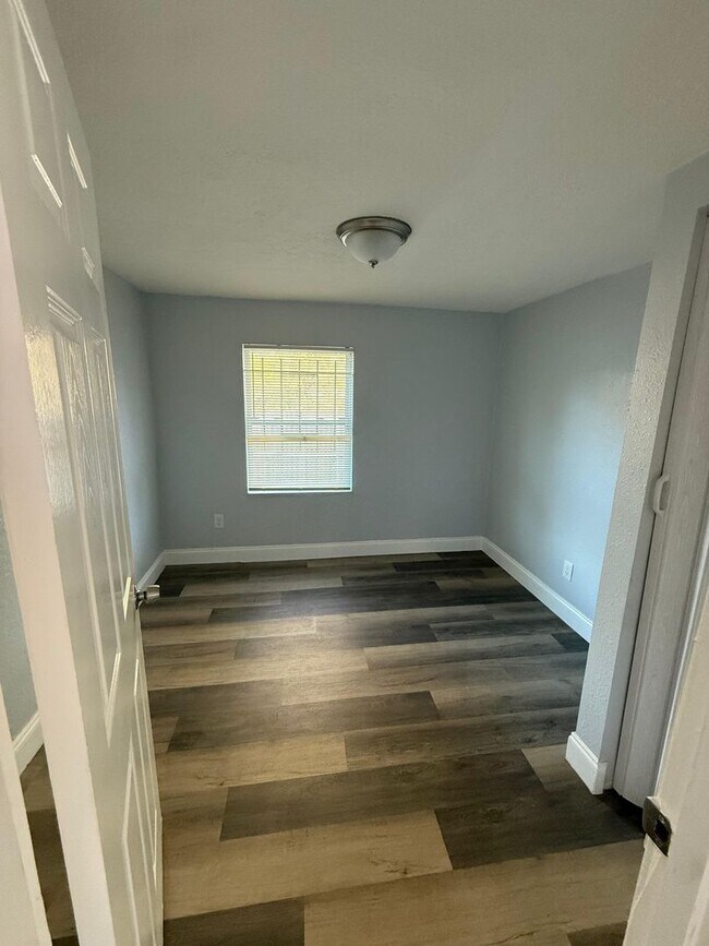 Building Photo - Fully Renovated 3/1 Single Family House Available for Immediate Rent!