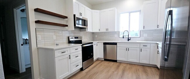 Building Photo - MOVE-IN SPECIAL! Recently Renovated 2 Stor...