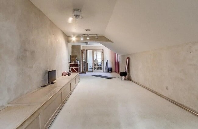 Building Photo - Massive 4BD/3BTH and 2 Car garage Home! Minutes from I-35