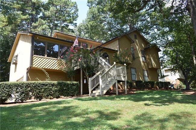 Building Photo - 2811 Pine Cone Ln