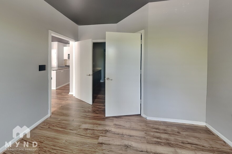 Building Photo - 898 Oak St SW