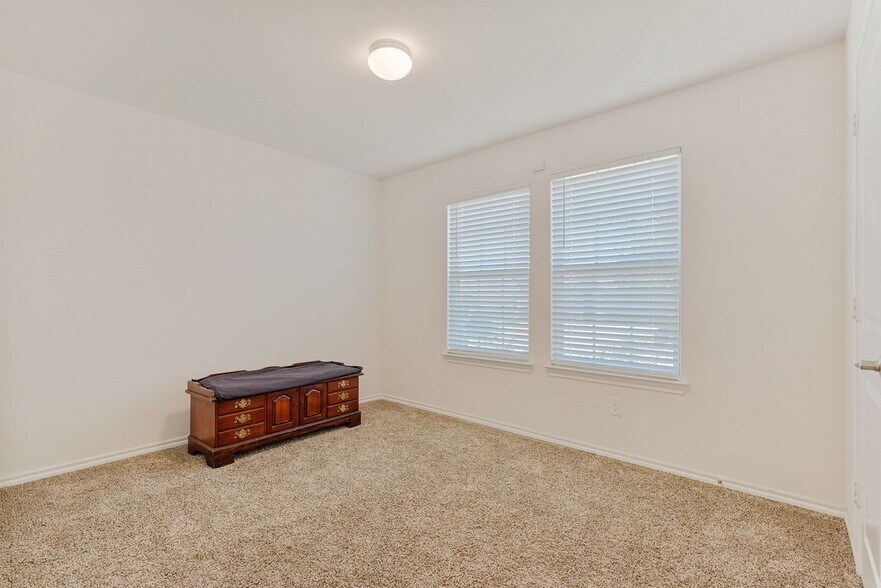 Building Photo - 936 English Dr