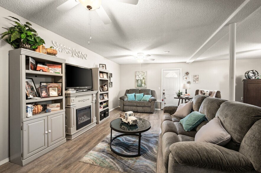 Building Photo - 808 Water View Ter