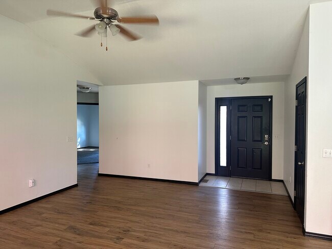 Building Photo - 647 S Hazelnut Ave