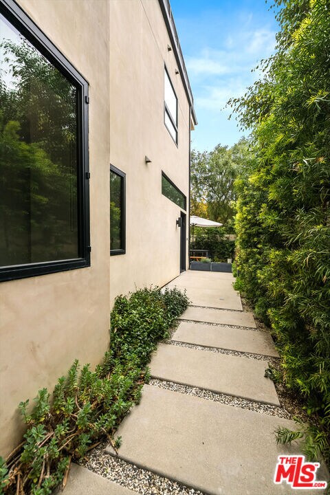 Building Photo - 1216 1/2 Arizona Ave