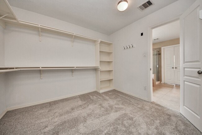 Building Photo - 908 W 26th St