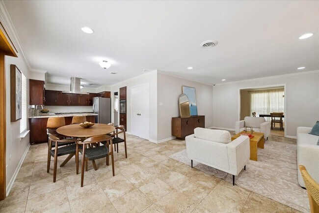 Building Photo - 9777 Larston St