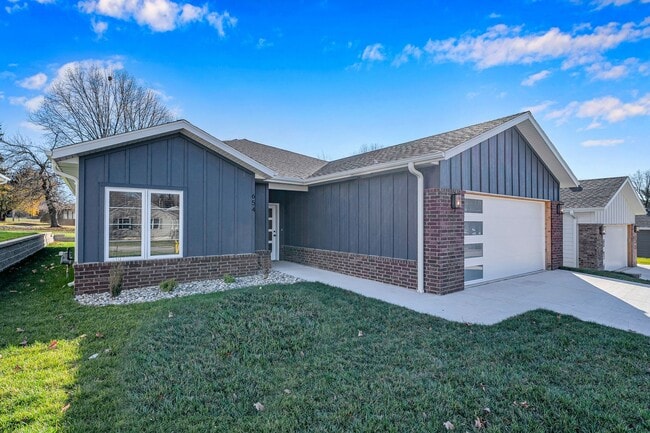 Building Photo - Hickory Village 55 Plus, LLC - 3700 E Cherry St Springfield, MO 65809
