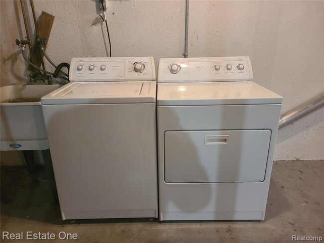 Building Photo - 38872 Country Cir