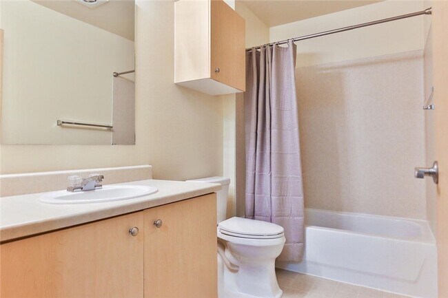 Building Photo - Cozy & Bright 2BD/2BTH Condo for Lease in ...