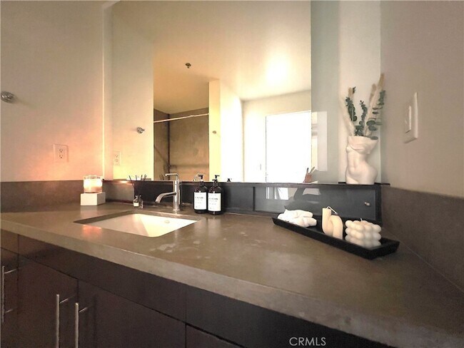 Building Photo - 1100 S Hope St