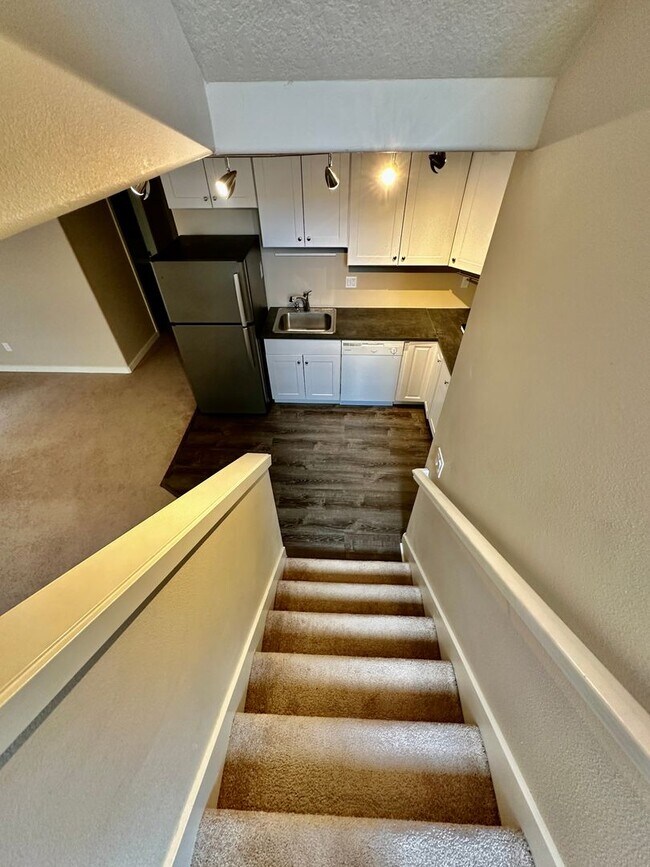 Building Photo - Beautiful 6-bedroom 4-bathroom home in an upscale neighborhood in the Sexton Mountain section of ...