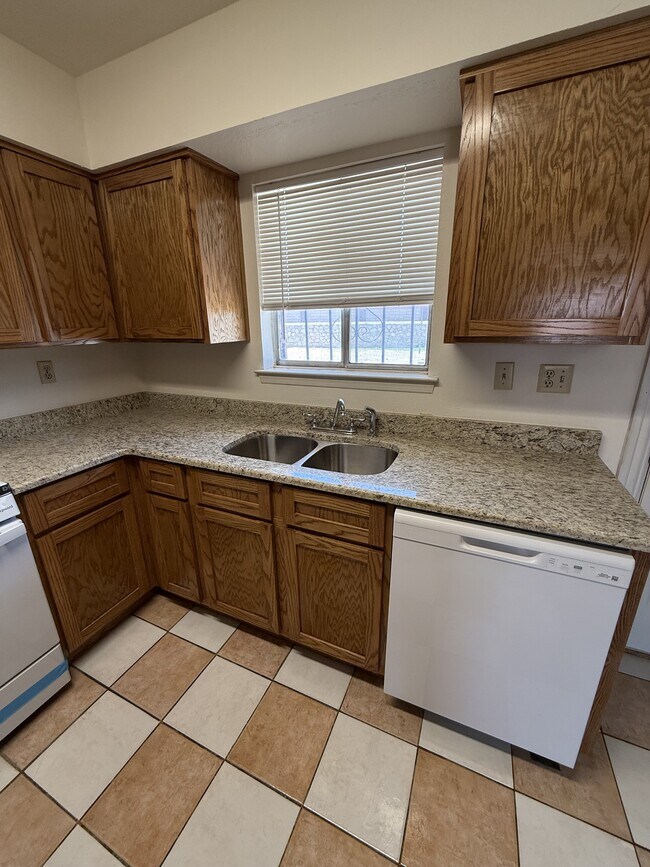 Building Photo - 8403 Villanova Dr