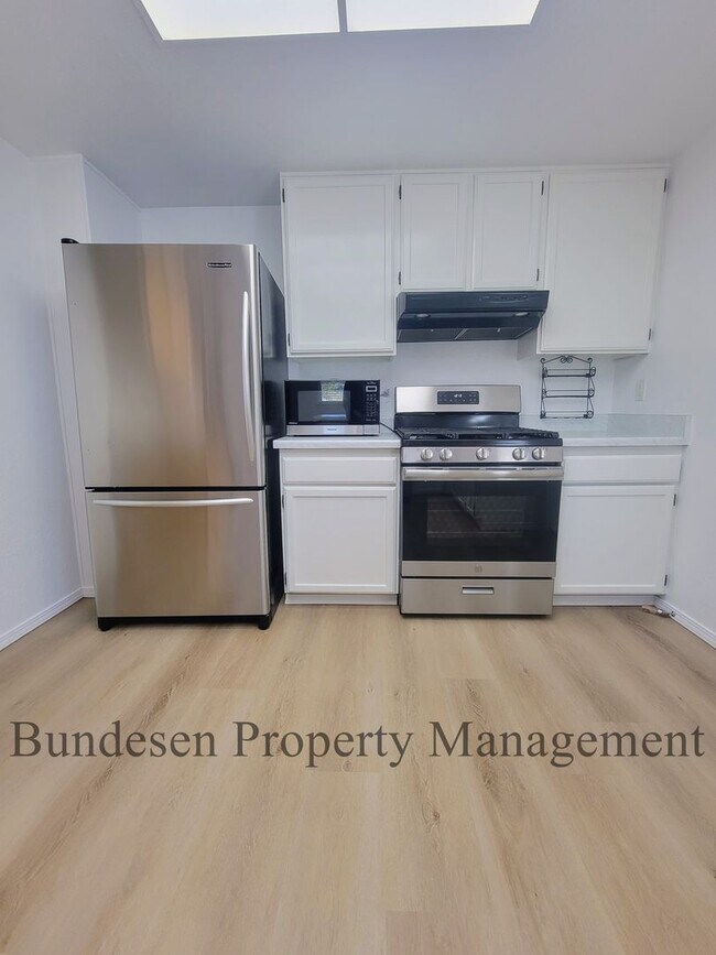 Building Photo - Spacious Westside 5BR Home in Petaluma - E...