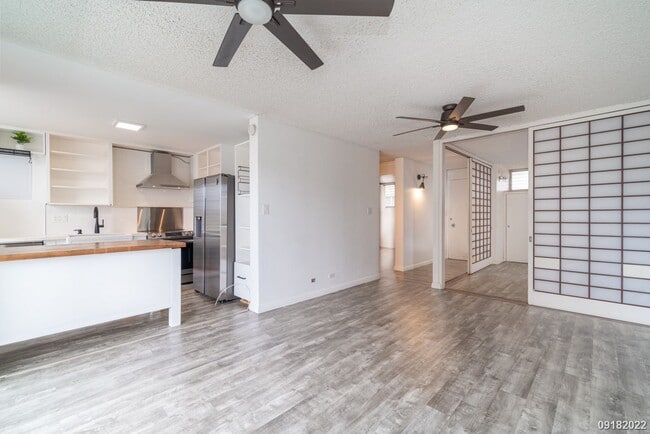 Building Photo - Upgraded 2BR 1BA 1PARKING near Waikiki & UH Manoa! Dishwasher & Washer/Dryer In Unit!