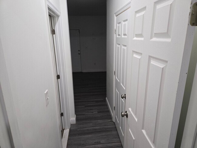 Building Photo - 4 bedroom two bath townhouse