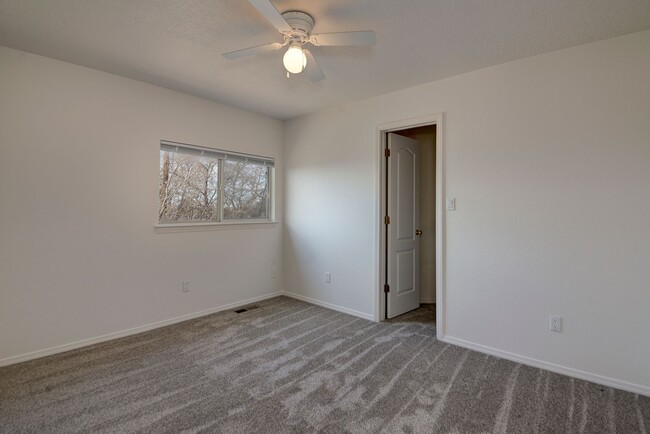 Building Photo - Amazing 3 Bedroom in NE Heights!