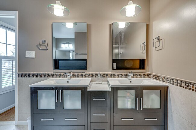 Building Photo - Charming 4 Bed SFH in Alexandria!