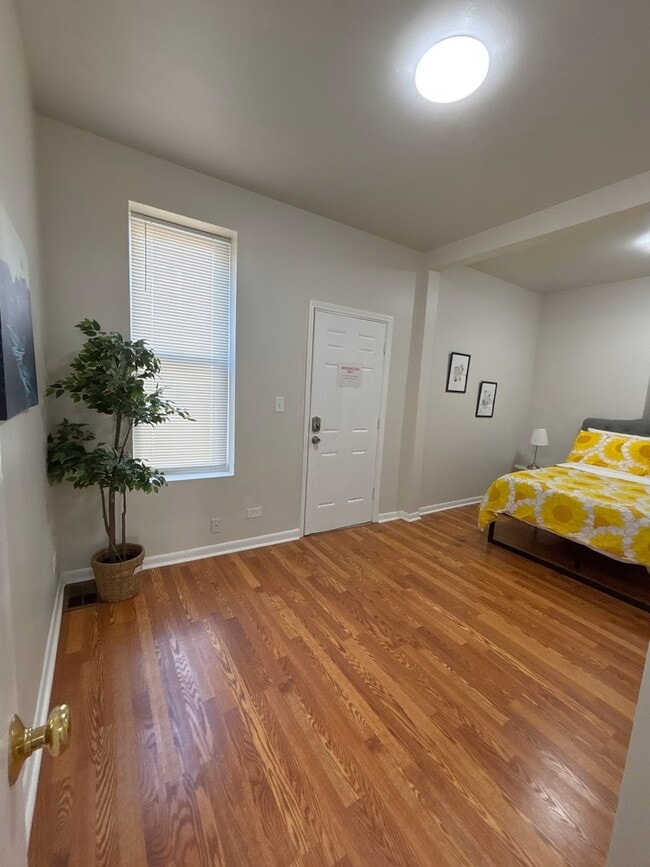 Building Photo - 2122 W Huron St