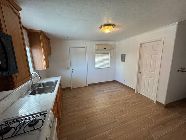 Building Photo - Cozy 1 Bed, 1 Bath Pomona Cottage with 440...