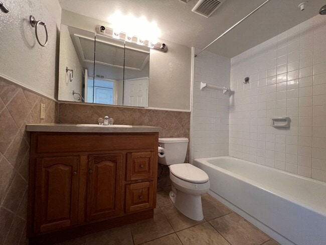 Building Photo - 1/1 Corner Unit in GATED ~ LAKEFRONT community in Altamonte Springs!