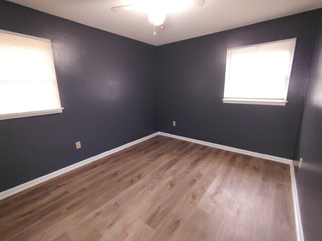 Building Photo - 587 Hillbrook Dr