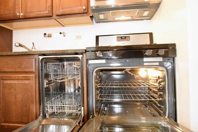 Building Photo - 1828 N Bissell St