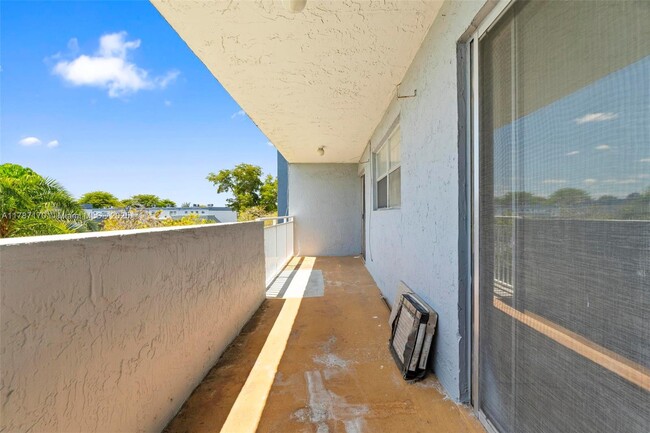 Building Photo - 9375 Fontainebleau Blvd